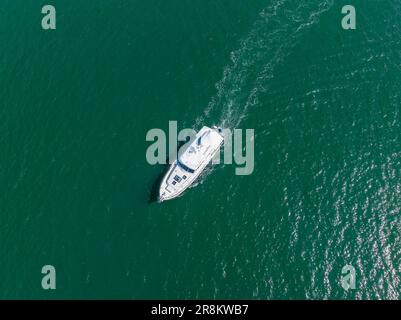 Vue aérienne d'une cabine de croisière le long d'un océan turquoise calme à Southport sur la Gold Coast dans le Queensland en Australie Banque D'Images