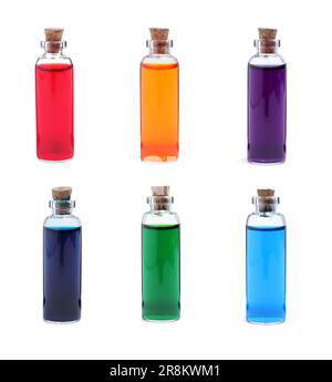 Collage de bouteilles en verre avec différentes colorations alimentaires isolées sur blanc Banque D'Images