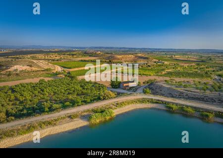 Vue aérienne des champs irrigués autour du réservoir Bassella et de la région de Tossal de l'Infern, près de Miralcamp (Pla d'Urgell, Lleida, Catalogne, Espagne) Banque D'Images