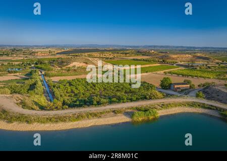 Vue aérienne des champs irrigués autour du réservoir Bassella et de la région de Tossal de l'Infern, près de Miralcamp (Pla d'Urgell, Lleida, Catalogne, Espagne) Banque D'Images