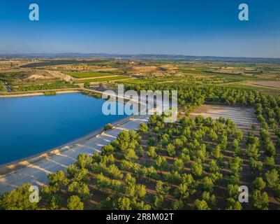 Vue aérienne des champs irrigués autour du réservoir Bassella et de la région de Tossal de l'Infern, près de Miralcamp (Pla d'Urgell, Lleida, Catalogne, Espagne) Banque D'Images