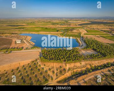 Vue aérienne des champs irrigués autour du réservoir Bassella et de la région de Tossal de l'Infern, près de Miralcamp (Pla d'Urgell, Lleida, Catalogne, Espagne) Banque D'Images