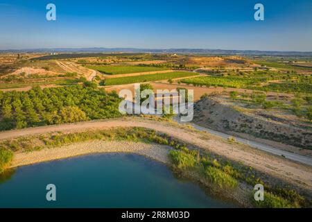 Vue aérienne des champs irrigués autour du réservoir Bassella et de la région de Tossal de l'Infern, près de Miralcamp (Pla d'Urgell, Lleida, Catalogne, Espagne) Banque D'Images