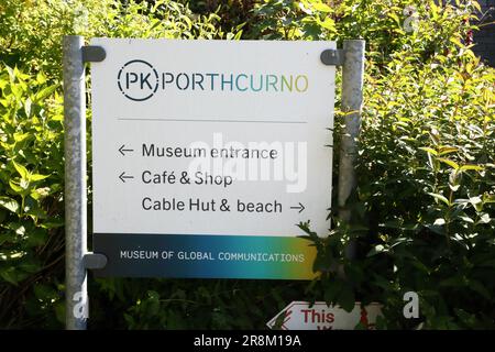 Panneau indiquant les directions au Musée des communications mondiales à Porthcurno, Cornouailles, Royaume-Uni Banque D'Images