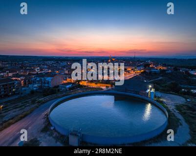 Vue aérienne de la ville des Borges Blanques au crépuscule et de nuit (les Garrigues, Lleida, Catalogne, Espagne) ESP Vista aérea de las Borges Lérida Banque D'Images