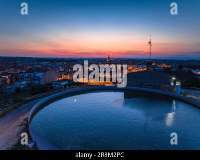 Vue aérienne de la ville des Borges Blanques au crépuscule et de nuit (les Garrigues, Lleida, Catalogne, Espagne) ESP Vista aérea de las Borges Lérida Banque D'Images