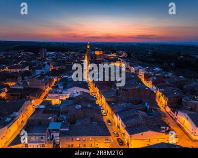 Vue aérienne de la ville des Borges Blanques au crépuscule et de nuit (les Garrigues, Lleida, Catalogne, Espagne) ESP Vista aérea de las Borges Lérida Banque D'Images