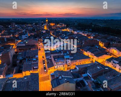 Vue aérienne de la ville des Borges Blanques au crépuscule et de nuit (les Garrigues, Lleida, Catalogne, Espagne) ESP Vista aérea de las Borges Lérida Banque D'Images