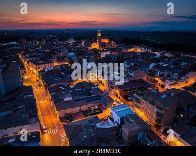 Vue aérienne de la ville des Borges Blanques au crépuscule et de nuit (les Garrigues, Lleida, Catalogne, Espagne) ESP Vista aérea de las Borges Lérida Banque D'Images