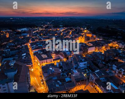 Vue aérienne de la ville des Borges Blanques au crépuscule et de nuit (les Garrigues, Lleida, Catalogne, Espagne) ESP Vista aérea de las Borges Lérida Banque D'Images