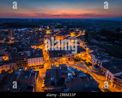 Vue aérienne de la ville des Borges Blanques au crépuscule et de nuit (les Garrigues, Lleida, Catalogne, Espagne) ESP Vista aérea de las Borges Lérida Banque D'Images