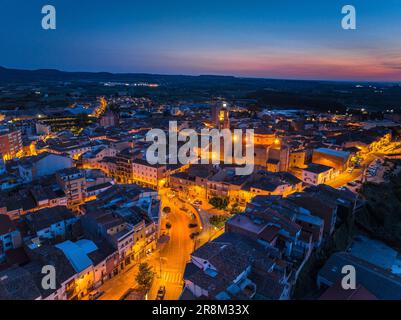 Vue aérienne de la ville des Borges Blanques au crépuscule et de nuit (les Garrigues, Lleida, Catalogne, Espagne) ESP Vista aérea de las Borges Lérida Banque D'Images