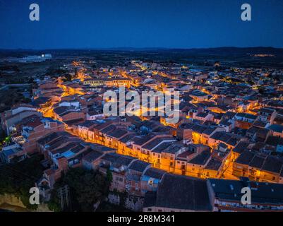 Vue aérienne de la ville des Borges Blanques au crépuscule et de nuit (les Garrigues, Lleida, Catalogne, Espagne) ESP Vista aérea de las Borges Lérida Banque D'Images