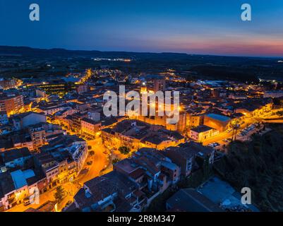 Vue aérienne de la ville des Borges Blanques au crépuscule et de nuit (les Garrigues, Lleida, Catalogne, Espagne) ESP Vista aérea de las Borges Lérida Banque D'Images