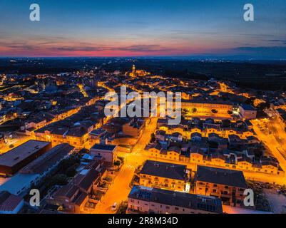 Vue aérienne de la ville des Borges Blanques au crépuscule et de nuit (les Garrigues, Lleida, Catalogne, Espagne) ESP Vista aérea de las Borges Lérida Banque D'Images