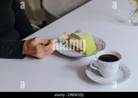 Vue sur la personne mangeant un gâteau Banque D'Images
