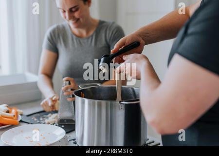 Couple dans la cuisine préparant la nourriture ensemble Banque D'Images