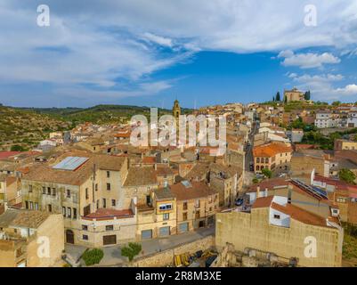 Vue aérienne du village de la Fatarella et des champs d'oliviers environnants (Terra Alta, Tarragone, Catalogne, Espagne) ESP: Vista aérea de la Fatarella Banque D'Images