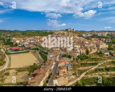 Vue aérienne du village de la Fatarella et des champs d'oliviers environnants (Terra Alta, Tarragone, Catalogne, Espagne) ESP: Vista aérea de la Fatarella Banque D'Images