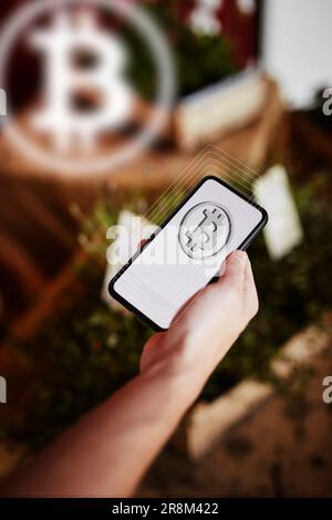 Personne payant avec la crypto-monnaie bitcoin pour les courses Banque D'Images