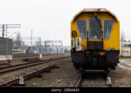 Un train technique jaune pour meuler des rails debout sur une voie d'évitement de chemin de fer. Équipement d'entretien des lignes de chemin de fer en bon état technique Banque D'Images