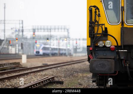 Un train technique jaune pour meuler des rails debout sur une voie d'évitement de chemin de fer. Équipement d'entretien des lignes de chemin de fer en bon état technique Banque D'Images