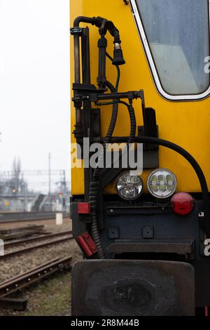 Un train technique jaune pour meuler des rails debout sur une voie d'évitement de chemin de fer. Équipement d'entretien des lignes de chemin de fer en bon état technique Banque D'Images