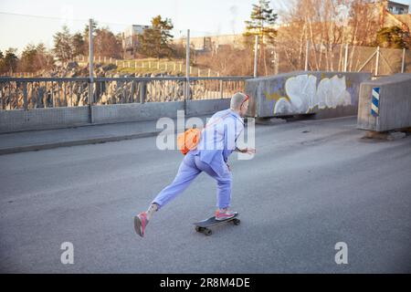 Vue arrière du skateboard pour jeune femme Banque D'Images