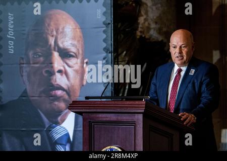 Washington, États-Unis d'Amérique. 21st juin 2023. ÉTATS-UNIS Le ministre des postes, Louis DeJoy, fait des remarques au cours d'une cérémonie de dévoilement du timbre en l'honneur de l'icône des droits civils et de l'ancien représentant américain John Lewis (démocrate de Géorgie), dans la salle de statuaire du Capitole des États-Unis à Washington, DC, mercredi, 21 juin 2023. Crédit: Rod Lamkey/CNP/Sipa USA crédit: SIPA USA/Alay Live News Banque D'Images