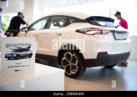 Tel Aviv. 21st juin 2023. Cette photo prise sur 21 juin 2023 montre le modèle de véhicule électrique de Geely géométrie C à tel Aviv, Israël. Le constructeur automobile chinois Geely a officiellement lancé mercredi la nouvelle version de son modèle de véhicule électrique Geometry C en Israël. Credit: Chen Junqing/Xinhua/Alay Live News Banque D'Images