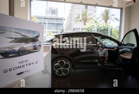 Tel Aviv. 21st juin 2023. Cette photo prise sur 21 juin 2023 montre le modèle de véhicule électrique de Geely géométrie C à tel Aviv, Israël. Le constructeur automobile chinois Geely a officiellement lancé mercredi la nouvelle version de son modèle de véhicule électrique Geometry C en Israël. Credit: Chen Junqing/Xinhua/Alay Live News Banque D'Images