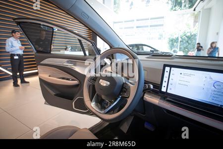 Tel Aviv. 21st juin 2023. Cette photo prise sur 21 juin 2023 montre le modèle de véhicule électrique de Geely géométrie C à tel Aviv, Israël. Le constructeur automobile chinois Geely a officiellement lancé mercredi la nouvelle version de son modèle de véhicule électrique Geometry C en Israël. Credit: Chen Junqing/Xinhua/Alay Live News Banque D'Images