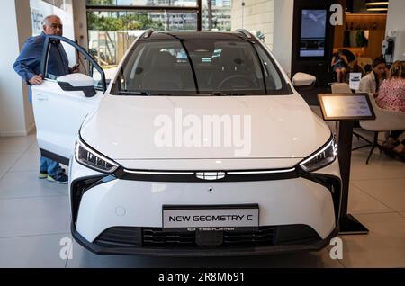 Tel Aviv. 21st juin 2023. Cette photo prise sur 21 juin 2023 montre le modèle de véhicule électrique de Geely géométrie C à tel Aviv, Israël. Le constructeur automobile chinois Geely a officiellement lancé mercredi la nouvelle version de son modèle de véhicule électrique Geometry C en Israël. Credit: Chen Junqing/Xinhua/Alay Live News Banque D'Images