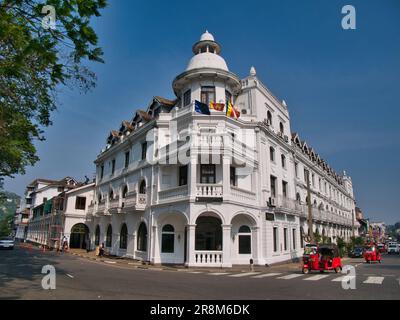 La façade de l'hôtel Queen's à Kandy, Sri Lanka. Un hôtel trois étoiles de style colonial britannique de 80 chambres. Une ancienne résidence du gouverneur et plus de 160 vous Banque D'Images