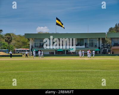 Cricketers et bâtiments au stade international de Galle à Galle, dans le sud du Sri Lanka. Pris un jour ensoleillé. Banque D'Images