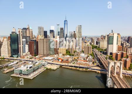 New York vue aérienne de Manhattan avec gratte-ciel du World Trade Center et pont de Brooklyn aux États-Unis Banque D'Images