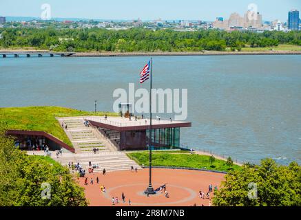 New York, États-Unis - 17 mai 2023 : vue sur Flagpole Plaza et le musée de la Statue de la liberté, à Liberty Island, États-Unis, avec Jer Banque D'Images