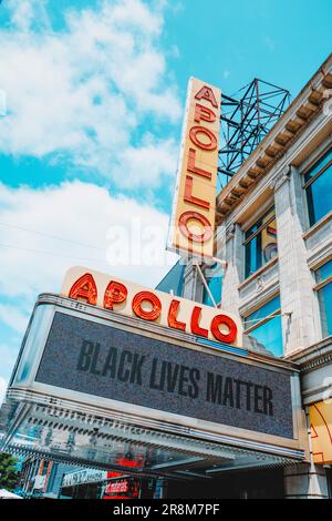 New York, États-Unis - 21 mai 2023 : le chapiteau du théâtre historique Apollo, à Harlem, New York, États-Unis, le jour du printemps Banque D'Images