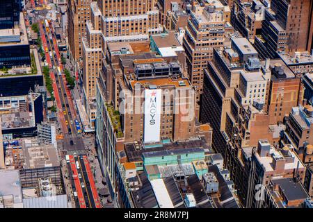 New York, Etats-Unis - 16 mai 2023: Vue aérienne de West 34th Street dans Midtown Manhattan, New York, vue depuis l'Empire States Building, Highl Banque D'Images