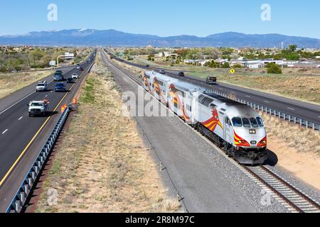 Santa Fe, États-Unis - 8 mai 2023: Nouveau-Mexique chemins de fer de train de banlieue Express près de Santa Fe, États-Unis. Banque D'Images