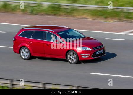 2014 Ford Mondeo Titanium X B-S EDN, TDCi 115 ECONetic Start/Stop Red Estate Diesel 1560 cc voyageant à grande vitesse sur l'autoroute M6 dans le Grand Manchester, Royaume-Uni Banque D'Images