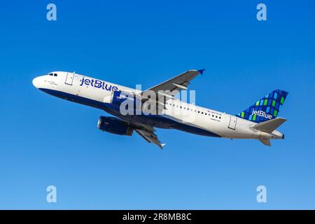 Los Angeles, États-Unis - 3 novembre 2022 : avion JetBlue Airbus A320 à l'aéroport de Los Angeles (LAX) aux États-Unis. Banque D'Images