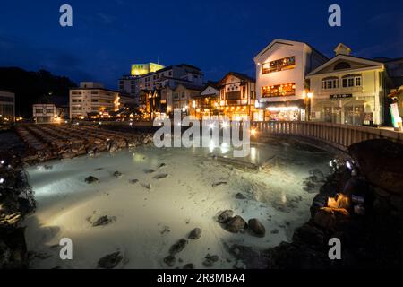 Vue nocturne de Yubatake (champ d'eau chaude) à Kusatsu Onsen source chaude Banque D'Images