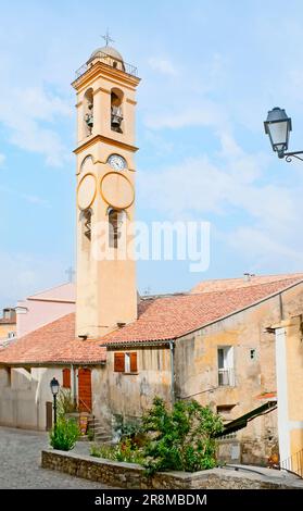 Le grand clocher élancé de l'église historique de l'Annonciation, situé dans la vieille Corte, Corse, France Banque D'Images