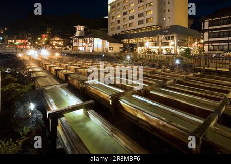 Vue nocturne de Yubatake (champ d'eau chaude) à Kusatsu Onsen source chaude Banque D'Images