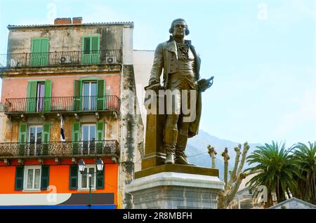 Le monument à Pascal Paoli sur la place Paoli avec une vieille maison de ville en arrière-plan, Corte, Corse, France Banque D'Images