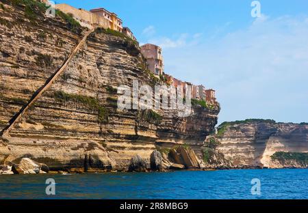 Côte de Bonifacio avec d'énormes falaises calcaires avec escalier médiéval du roi d'Aragon, s'étendant à la Citadelle et à la ville haute (ville haute), Corsi Banque D'Images