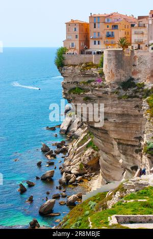 Admirez le paysage rocheux de Bonifacio avec une vue sur les maisons médiévales de ville haute (ville haute), qui domine la falaise calcaire, Corse, France Banque D'Images