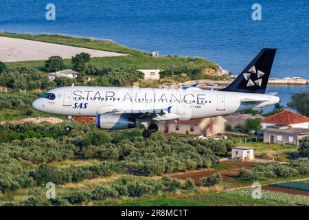 Split, Croatie - 27 mai 2023: SAS Scandinavian Airlines Airbus A319 dans la décoration de l'Alliance Star à l'aéroport de Split (SPU) en Croatie. Banque D'Images
