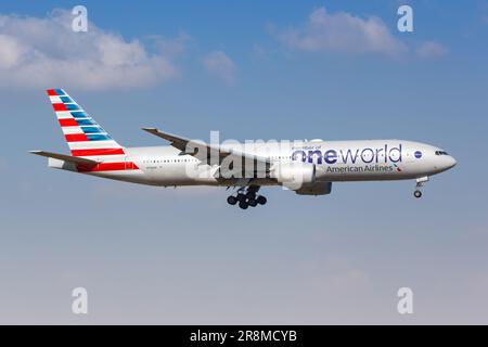 Dallas, États-Unis - 5 mai 2023: Avion Boeing 777-200ER d'American Airlines dans la décoration spéciale OneWorld à l'aéroport de Dallas fort Worth (DFW) in Banque D'Images